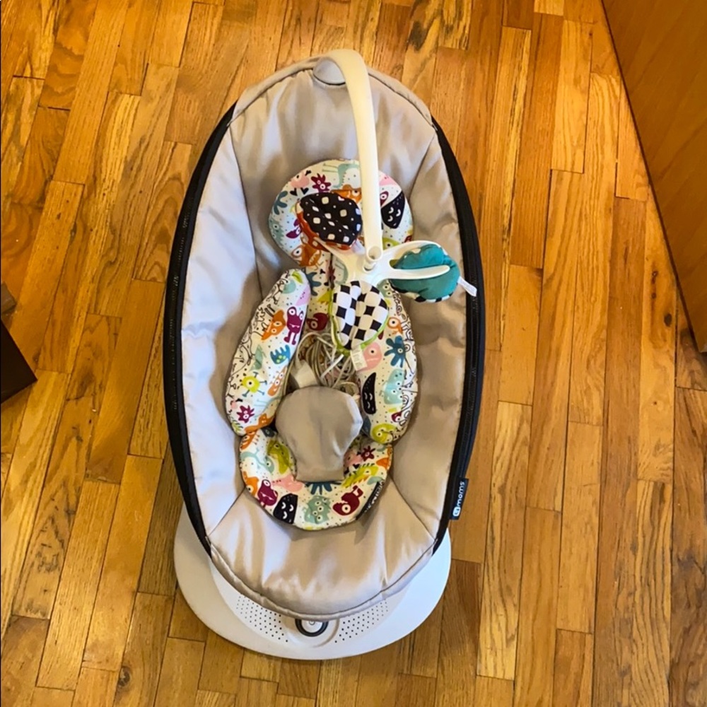 4moms mamaroo. Comes with newborn insert.